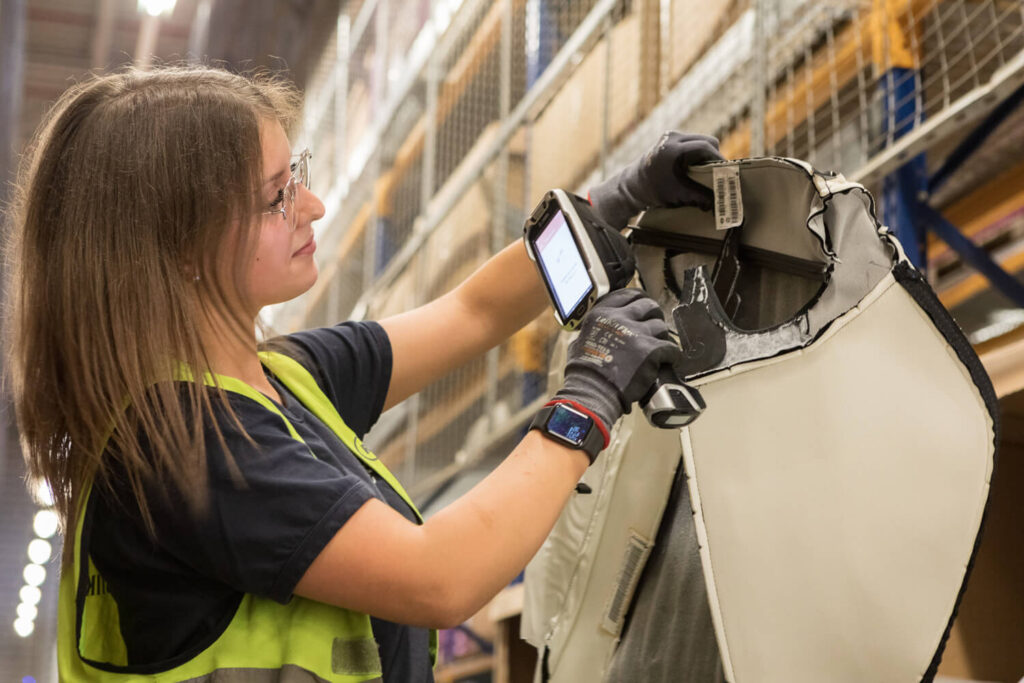 Lagerfachkraft Sequenziert Sitzbezüge mit moviniti