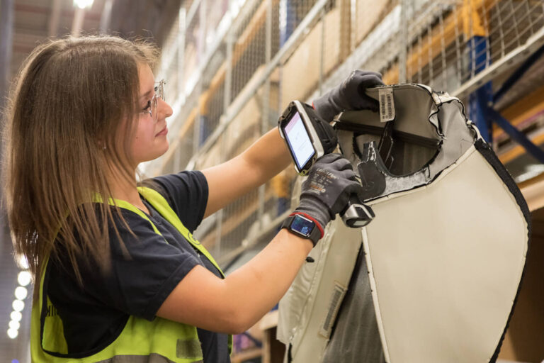 Lagerfachkraft Sequenziert Sitzbezüge mit moviniti